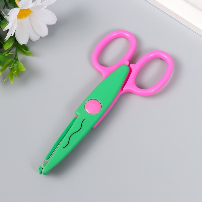 Набор для скрапбукинга Набор для скрапбукинга "Плавная волна" ножницы фигурные 13,5см+4 дырокола d=1,2см 11,2х18 см 94115