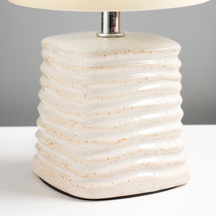 Настольная лампа Настольная лампа "Синбола" E14 40Вт бежевый 14х14х26,5 см RISALUX