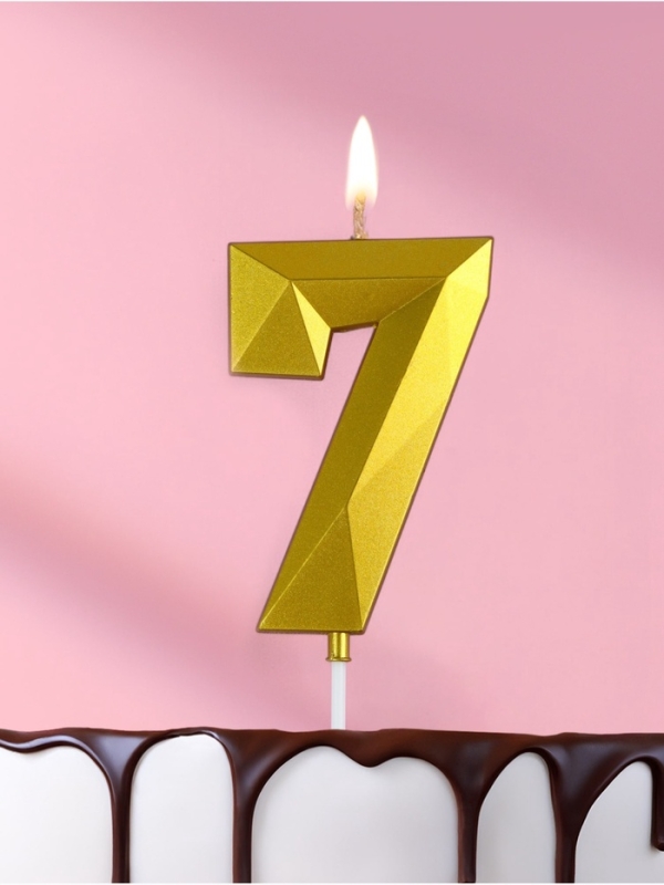 Свеча ГИГАНТ в торт на шпажке «Грань», цифра Свеча ГИГАНТ в торт на шпажке «Грань», цифра "7", золотая, 9 см