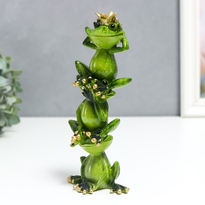 Сувенир полистоун лак Сувенир полистоун лак "Лягухи пирамида с короной - не вижу, не слышу, не скажу" 19х5х8 см