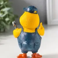 Сувенир полистоун лак "Жёлтый утёнок - мастер на все руки" 7,5х6,5х12 см