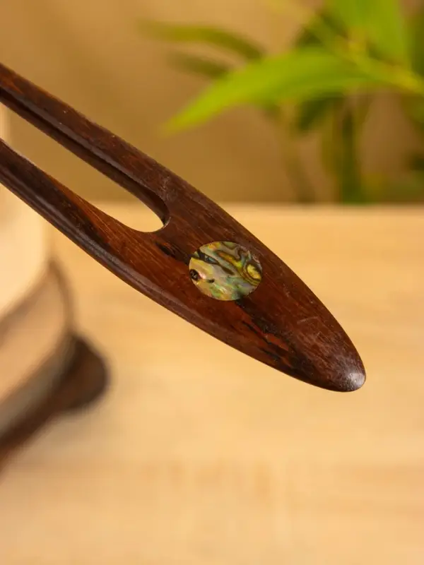 Заколка для волос фигурная, дерево Соно, ракушка, 18х3 см, цв. тёмно-коричневый Заколка для волос фигурная, дерево Соно, ракушка, 18х3 см, цв. тёмно-коричневый