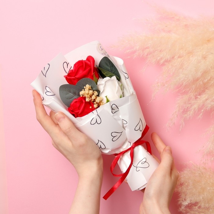 Премиальный букет из красно-белых мыльных роз, 3 шт Премиальный букет из красно-белых мыльных роз, 3 шт