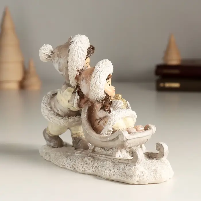 Фигурка полистоун &laquo;Подружки в белом на санках&raquo;, 14&times;5.5&times;10 см