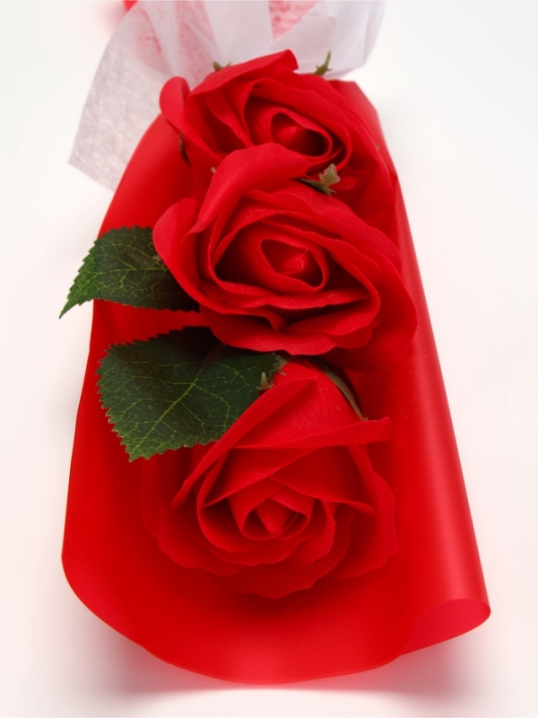 Букет из трех мыльных красных роз в колбе.