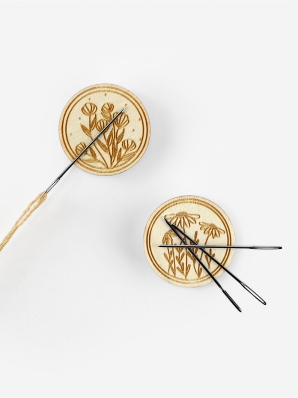 Игольница-магнит цветы для вышивания круг 3см (наб 2шт цена за наб) деревянный TR