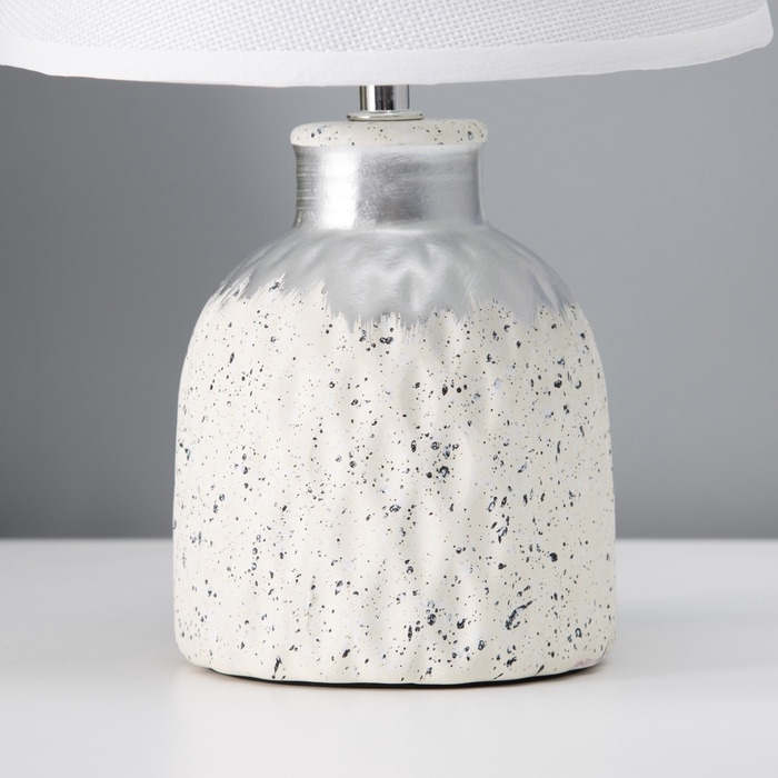 Настольная лампа с абажуром RISALUX «Овация», 1×Е14, 40 Вт, белый, 22×22×31 см Настольная лампа с абажуром RISALUX «Овация», 1×Е14, 40 Вт, белый, 22×22×31 см