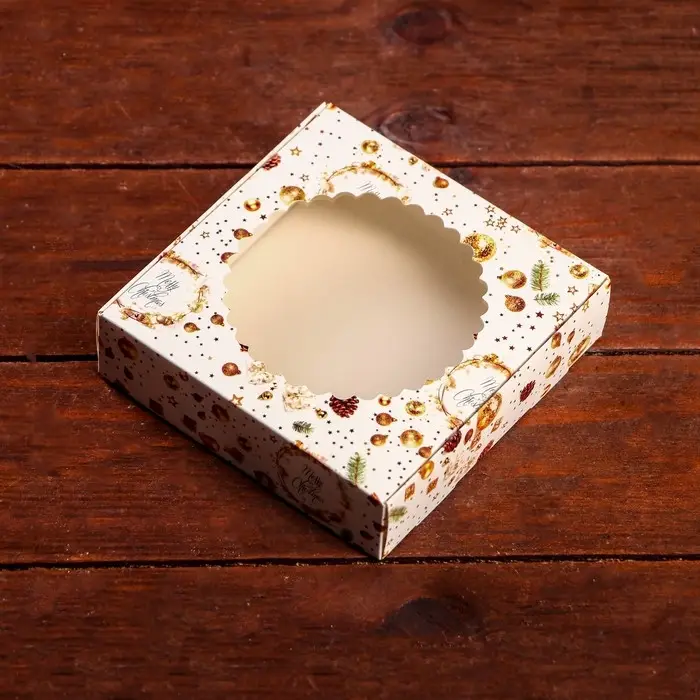 Подарочная коробка сборная с окном «Шишки и подарки», 11.5×11.5×3 см