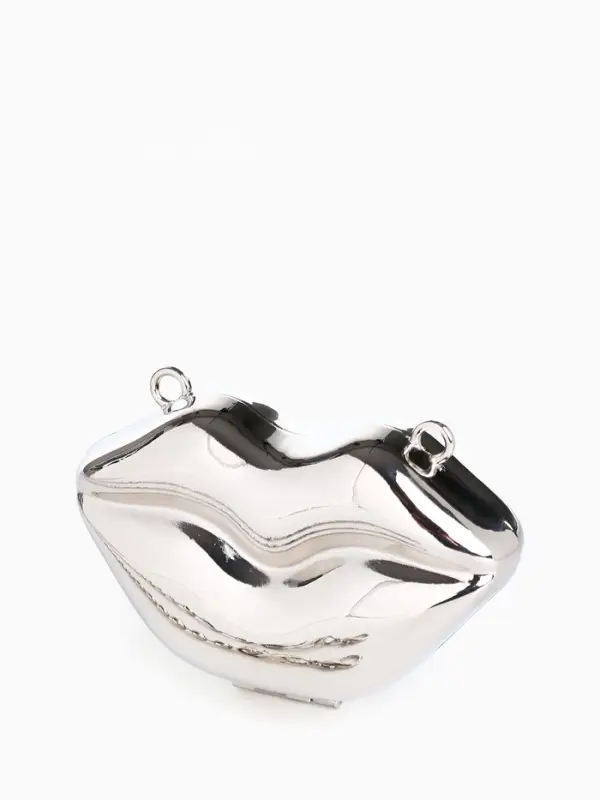 Сумка мини-клатч на магните, в форме губ, жёсткий корпус, на длинной цепочке, серебристая