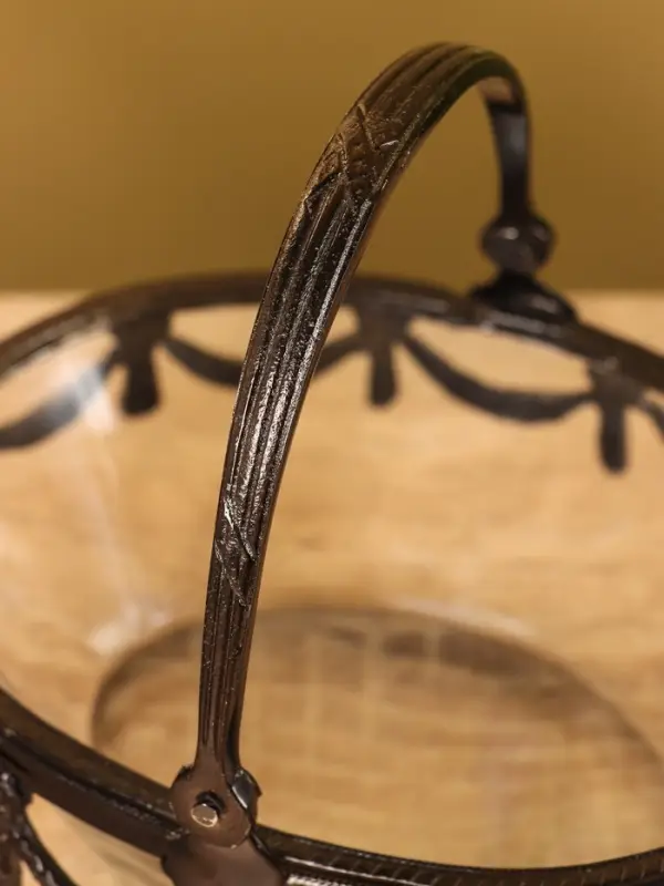 Стеклянная ваза с ручкой «Богемия», 14.5×13.5×11.5 см, стекло, латунь Стеклянная ваза с ручкой «Богемия», 14.5×13.5×11.5 см, стекло, латунь