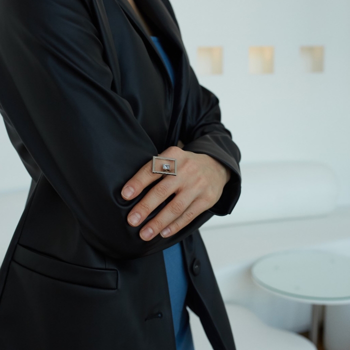 Кольцо «Тренд» страза в серединке, цвет белый в серебре (от 19 размера)