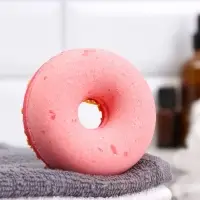 Бомбочка для ванн "красный пончик с кокосовой посыпкой" 85 г