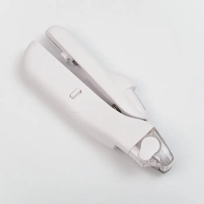 Умный когтерез для животных, с пилкой, LED фонарём и контейнером для когтей, на батарейках Умный когтерез для животных, с пилкой, LED фонарём и контейнером для когтей, на батарейках