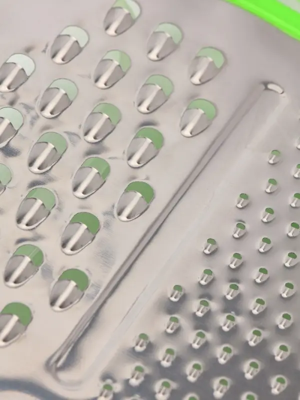 Тёрка с контейнером Доляна &laquo;Универсал&raquo;, 2 в 1, 19&times;14.5&times;3.5 см, зелёная