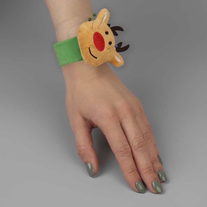 Игольница на браслете «Олень», 23 × 7 см, цвет зелёный/коричневый Игольница на браслете «Олень», 23 × 7 см, цвет зелёный/коричневый