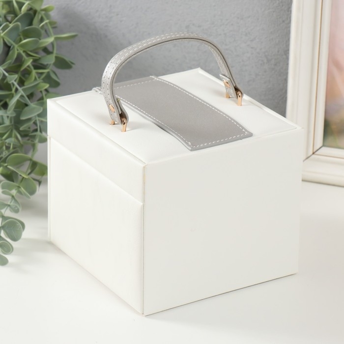 Шкатулка кожзам для украшений  Шкатулка кожзам для украшений "Золотой бантик" серо-белая 15х15х12,7 см
