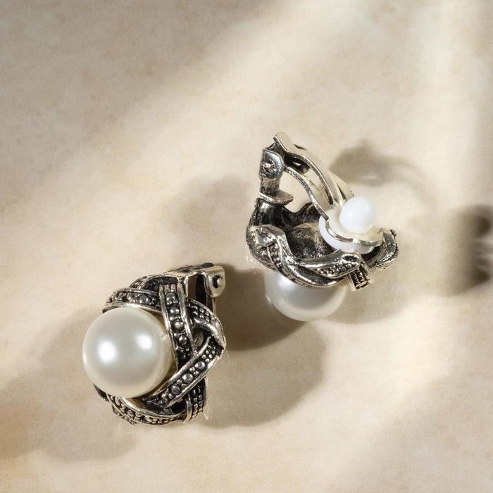 Клипсы «Грейс» внахлёст с бусиной, цвет белый в чернёном серебре Клипсы «Грейс» внахлёст с бусиной, цвет белый в чернёном серебре