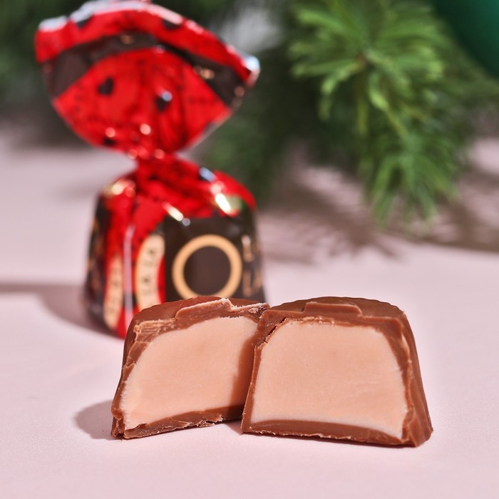 Подарочные конфеты «С новым годом!», с кусочками клубники, 30 г Подарочные конфеты «С новым годом!», с кусочками клубники, 30 г