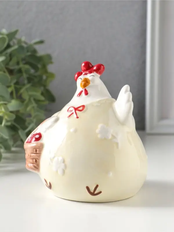 Сувенир керамика "Курочка-наседка в сливочном, с корзинкой цветов" 10,1х9,4х10,7 см