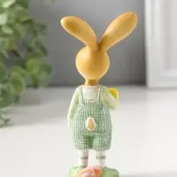 Сувенир полистоун "Зайчик в зеленый комбинезоне, с жёлтым сердцем" 13 см