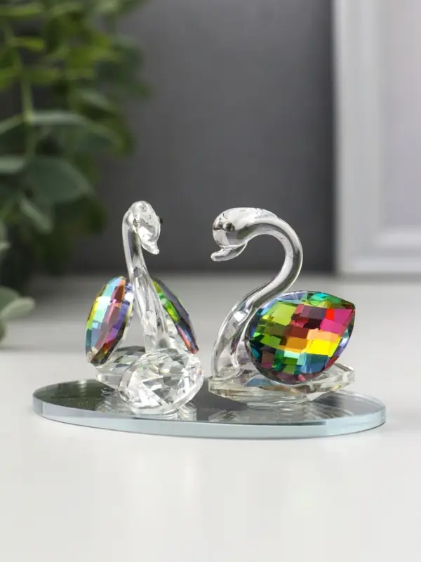 Фигурка стекло &laquo;Лебеди с бриллиантом&raquo;, зелёная голография, 9&times;6&times;5.5 см