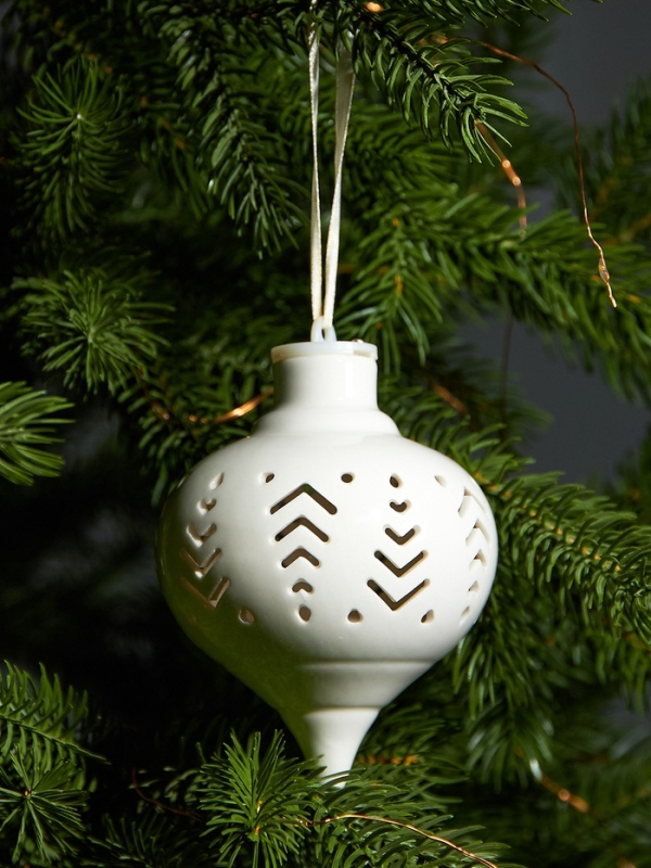 Елочный шар Елочный шар "Орнамент" 10.7х8.5х8.5, 1 LED, LR44x3(в компл.), Т/БЕЛЫЙ