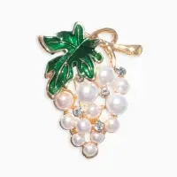 Брошь &laquo;Виноградная веточка&raquo;, бело-зелёная в золоте