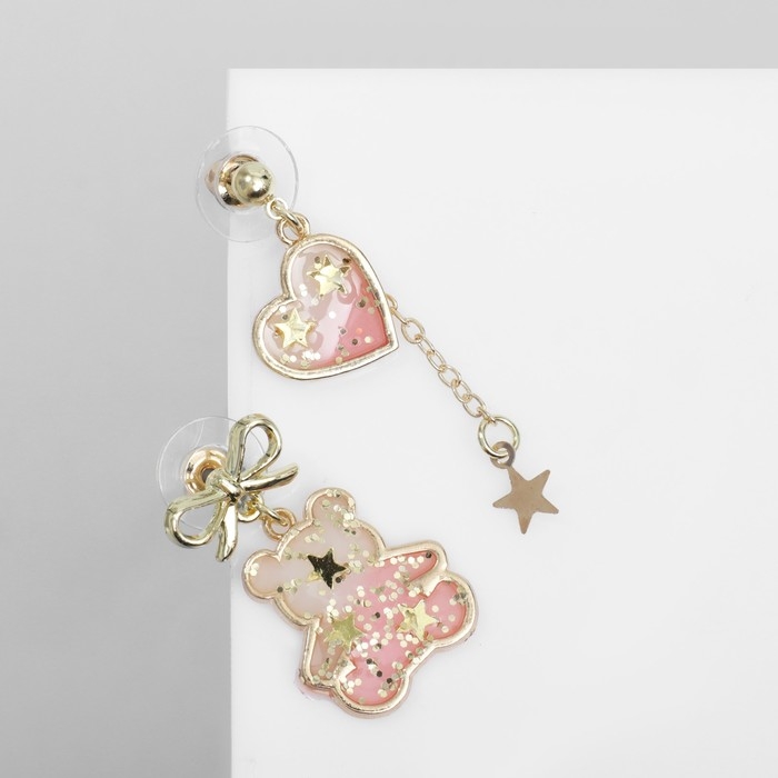 Серьги с эмалью «Мишка» и сердце, романтика, цвет бело-розовый в золоте Серьги с эмалью «Мишка» и сердце, романтика, цвет бело-розовый в золоте
