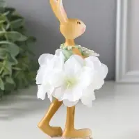 Сувенир полистоун "Зайка в цветочной юбочке, с капустой" 4,8х4,5х15,2 см