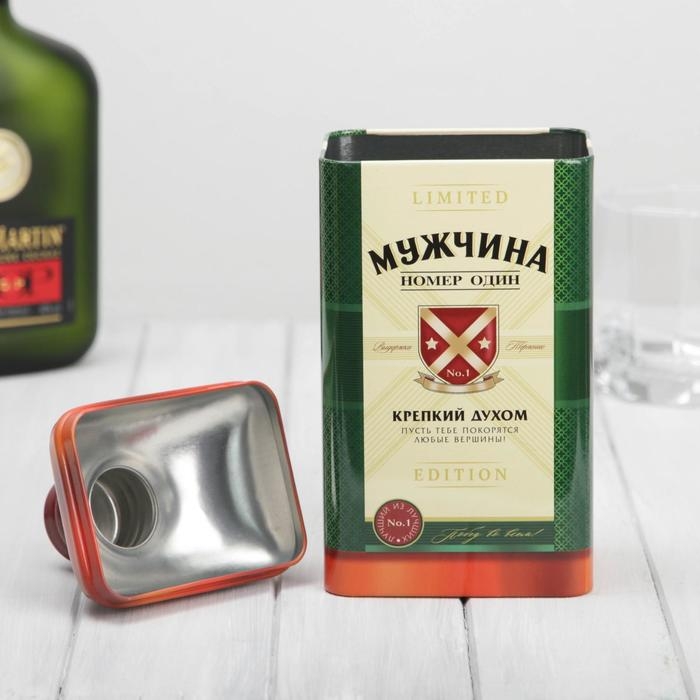 Коробка жестяная в форме бутылки под крепкий алкоголь «Мужчина» Коробка жестяная в форме бутылки под крепкий алкоголь «Мужчина»