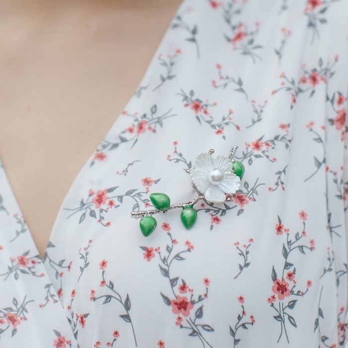 Брошь &laquo;Ветвь&raquo; расцветающая, цвет бело-зелёный в серебре