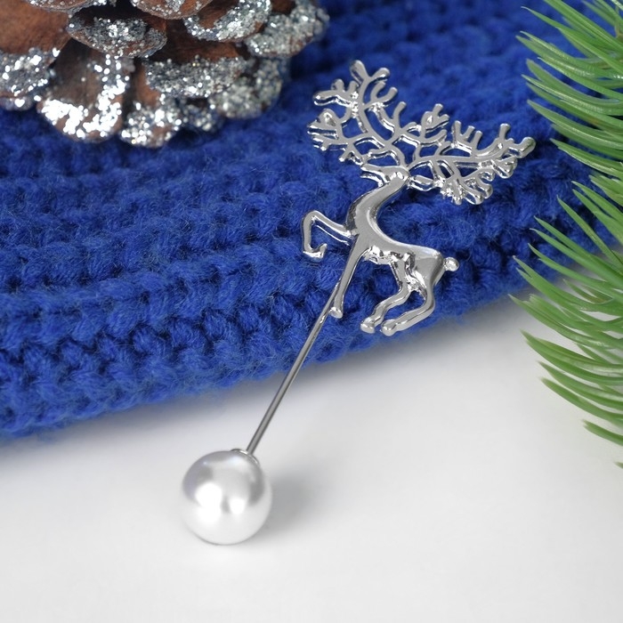 Булавка новогодняя Булавка новогодняя "Олень" с бусиной, 8 см, цвет белый в серебре