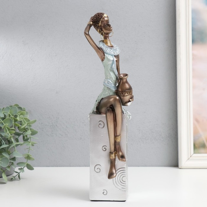 Сувенир полистоун "Африканка с кувшином, на подставке" серебро узор - круги 10,5х8х33,5 см