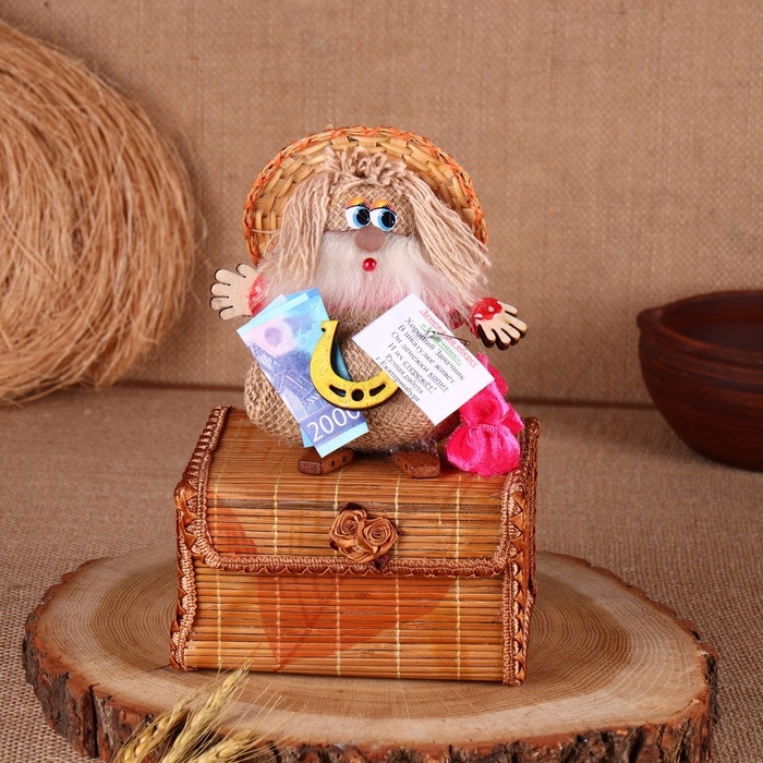 Оберег - шкатулка «Домовой», на сундучке, 12х17х19 см, микс Оберег - шкатулка «Домовой», на сундучке, 12х17х19 см, микс