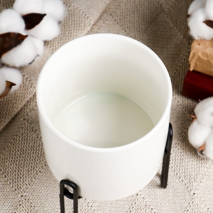 Кашпо  Кашпо "Цилиндр" белое, на черной подставке, 14х10х10см