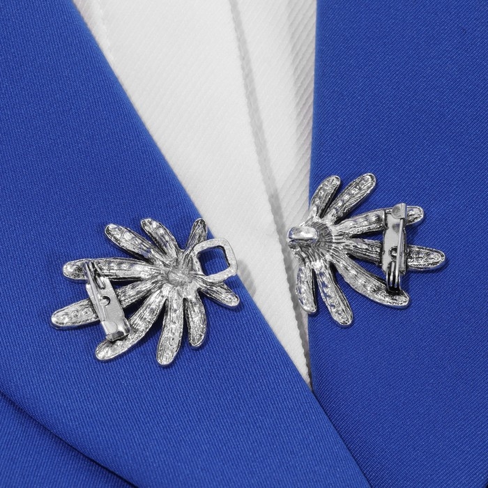 Зажим для кардигана «Цветы» ромашки, цвет зелёный в чернёном серебре