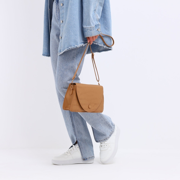 Сумка-мессенджер на клапане, длинный ремень, цвет бежевый