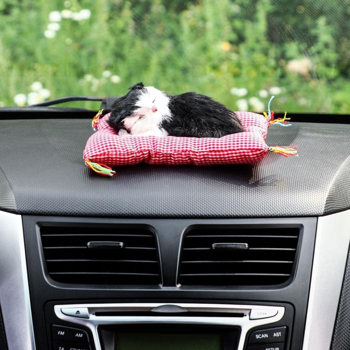 Игрушка на панель авто, кошка на подушке, черно-белый окрас Игрушка на панель авто, кошка на подушке, черно-белый окрас