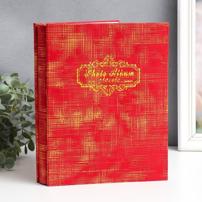 Фотоальбом на 200 фото 10х15 см Фотоальбом на 200 фото 10х15 см "Золотые чёрточки на красном" в коробке 26,5х20,5х4,5 см