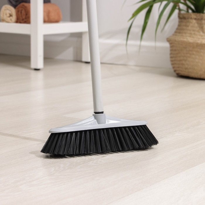 Щётка для пола с черенком «Комфорт», жёсткая, цвет МИКС Щётка для пола с черенком «Комфорт», жёсткая, цвет МИКС