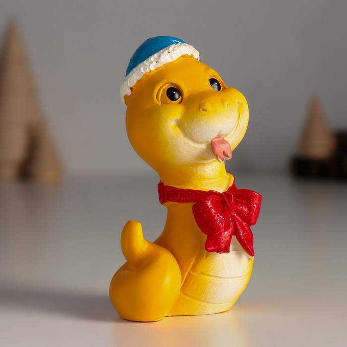 Сувенир полистоун Сувенир полистоун "Змейка жёлтая в синей шапке и красном бантике" 5х4х9 см