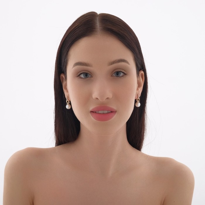 Серьги с жемчугом «Шарики и сцепление колец», цвет белый в золоте Серьги с жемчугом «Шарики и сцепление колец», цвет белый в золоте