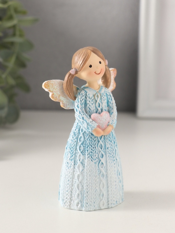 Сувенир полистоун "Девочка-ангел в вязаном голубом платье с сердечком в руках" 6х3,5х10,5 см   10740