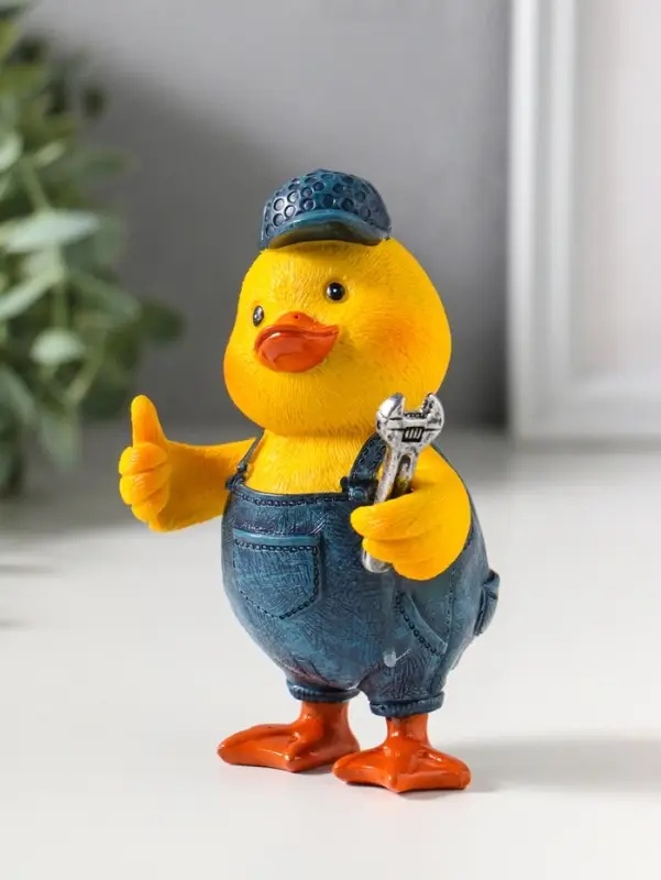 Сувенир полистоун лак "Жёлтый утёнок - мастер на все руки" 7,5х6,5х12 см