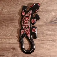 Панно настенное дерево "Геккон черный с красным узором" 1х11х30 см