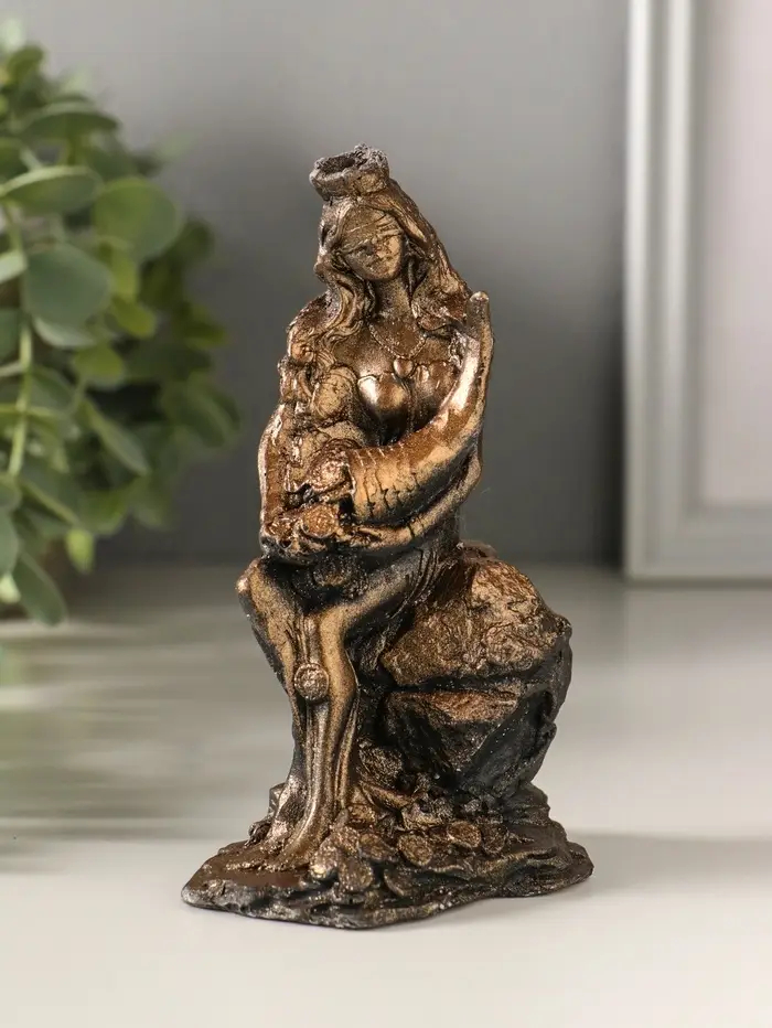 Статуэтка "Богиня с рогом изобилия" 13х8х4 см, бронза винтаж