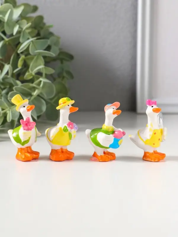 Сувенир полистоун "Гусятки в ярких нарядах" набор 4 шт 2,5х2,5х5,5 см