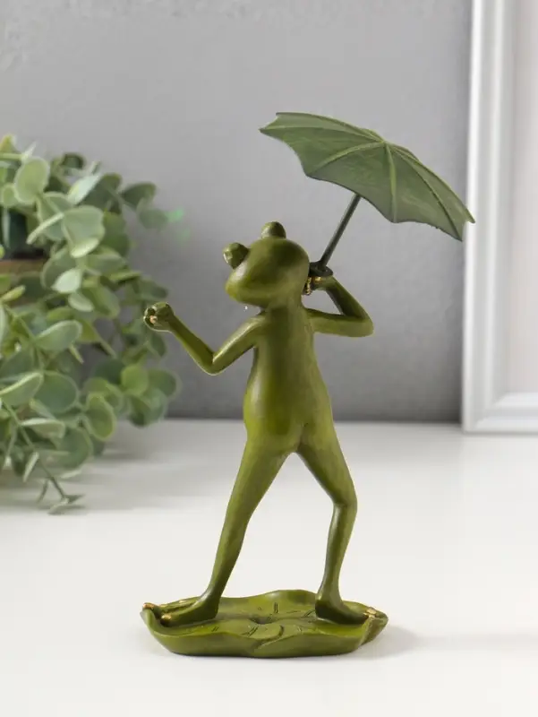 Сувенир полистоун "Танцующий лягушонок под зонтом, с божьей коровкой" 15,5 см