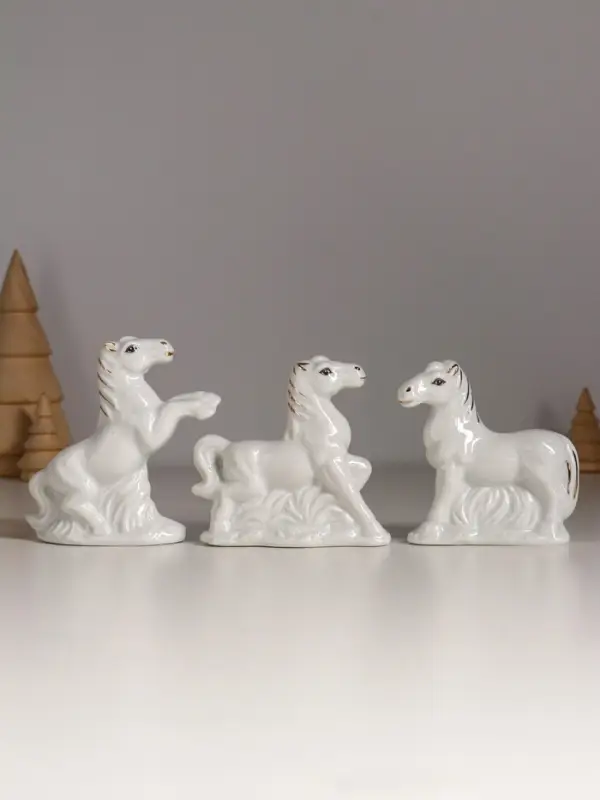 Сувенир керамика "Кони на лугу" белый с золотом набор 5 шт 7,5х2,5х7 см