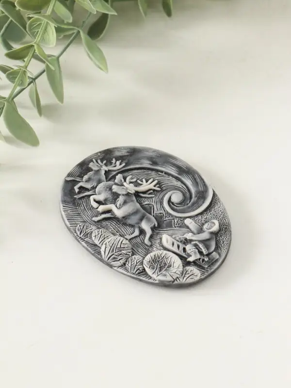 Магнит Магнит "Погонщик оленей на фоне северного сияния (барельеф)" 6 см